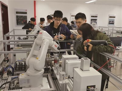 以新興能源技術(shù)研發(fā)為引擎，創(chuàng)建一流應(yīng)用科技型大學(xué)的新路徑